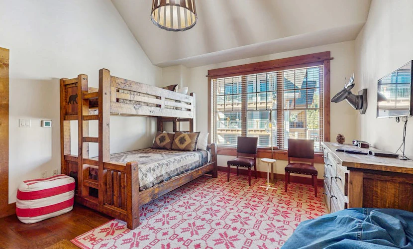 Modern condo with shared hot tub, streaming, and walk to lifts - golf nearby