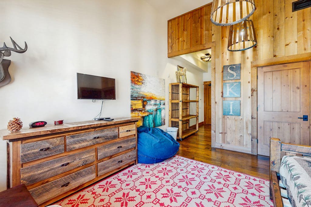 Modern condo with shared hot tub, streaming, and walk to lifts - golf nearby