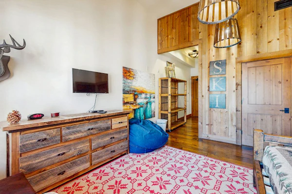 Modern condo with shared hot tub, streaming, and walk to lifts - golf nearby