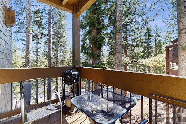 Remodeled condo with balcony, fireplace, WiFi, & mountain view - steps to slopes