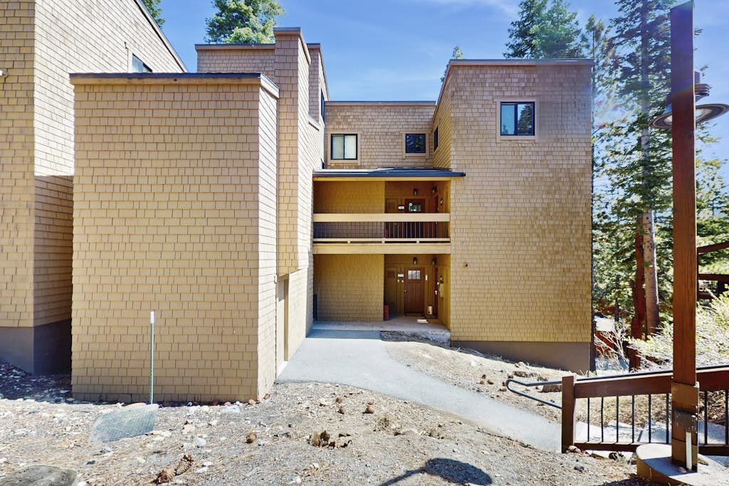 Remodeled condo with balcony, fireplace, WiFi, & mountain view - steps to slopes