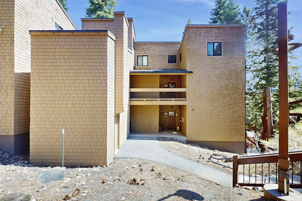 Remodeled condo with balcony, fireplace, WiFi, & mountain view - steps to slopes