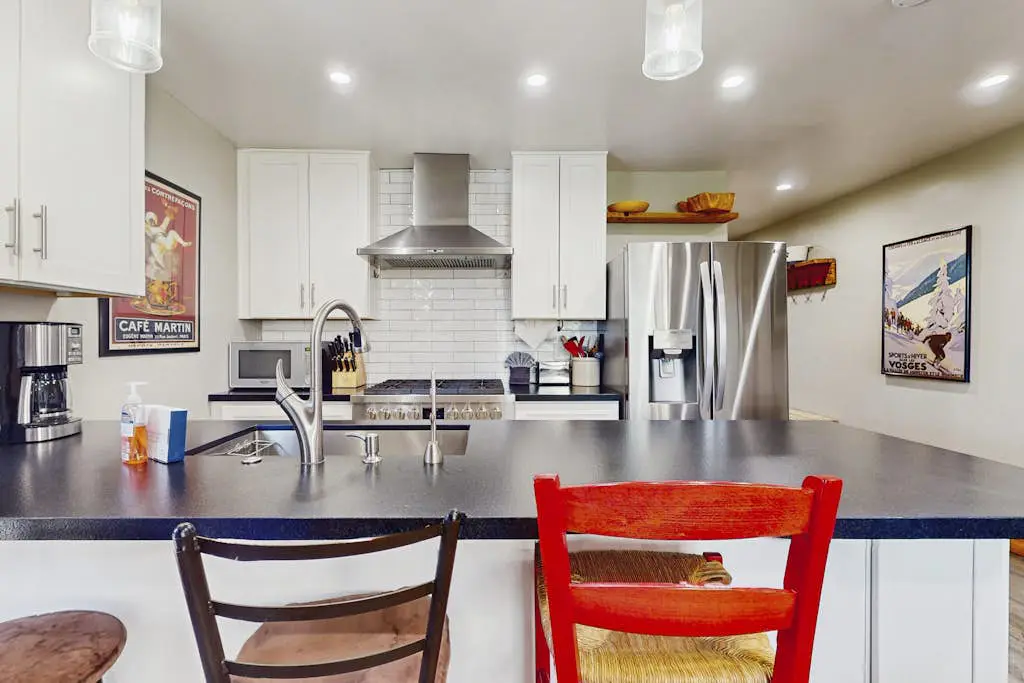 Remodeled condo with balcony, fireplace, WiFi, & mountain view - steps to slopes