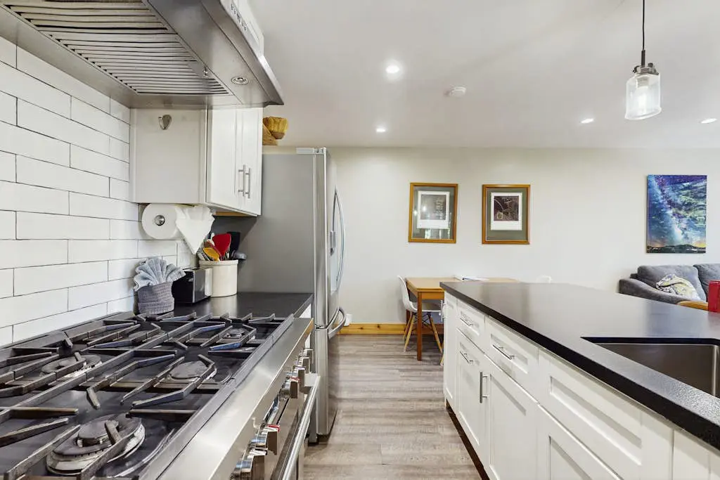 Remodeled condo with balcony, fireplace, WiFi, & mountain view - steps to slopes