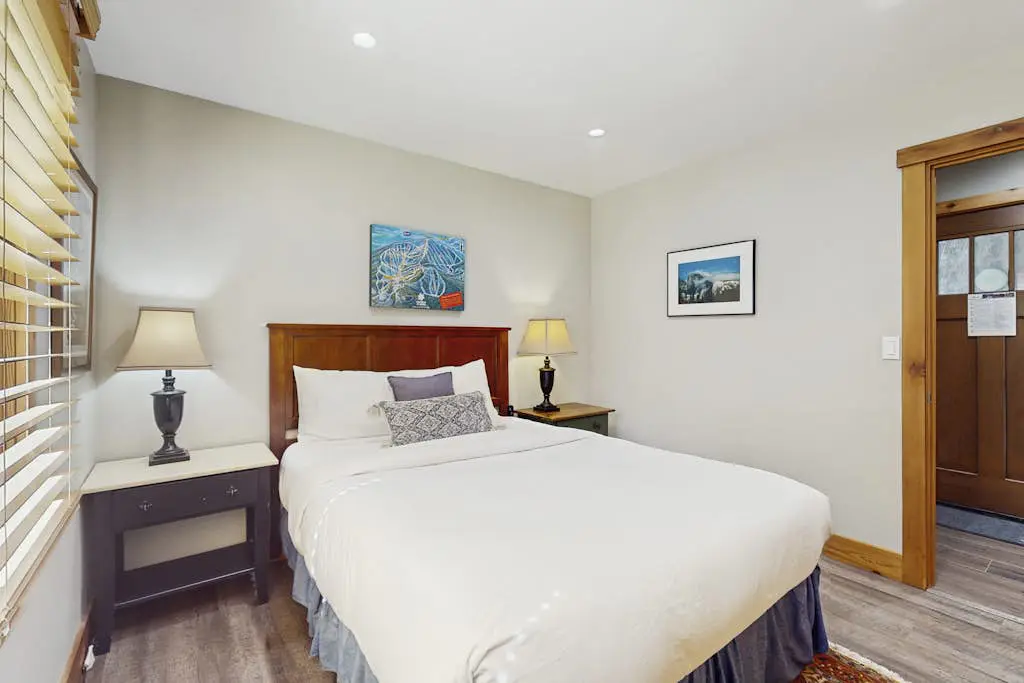 Remodeled condo with balcony, fireplace, WiFi, & mountain view - steps to slopes