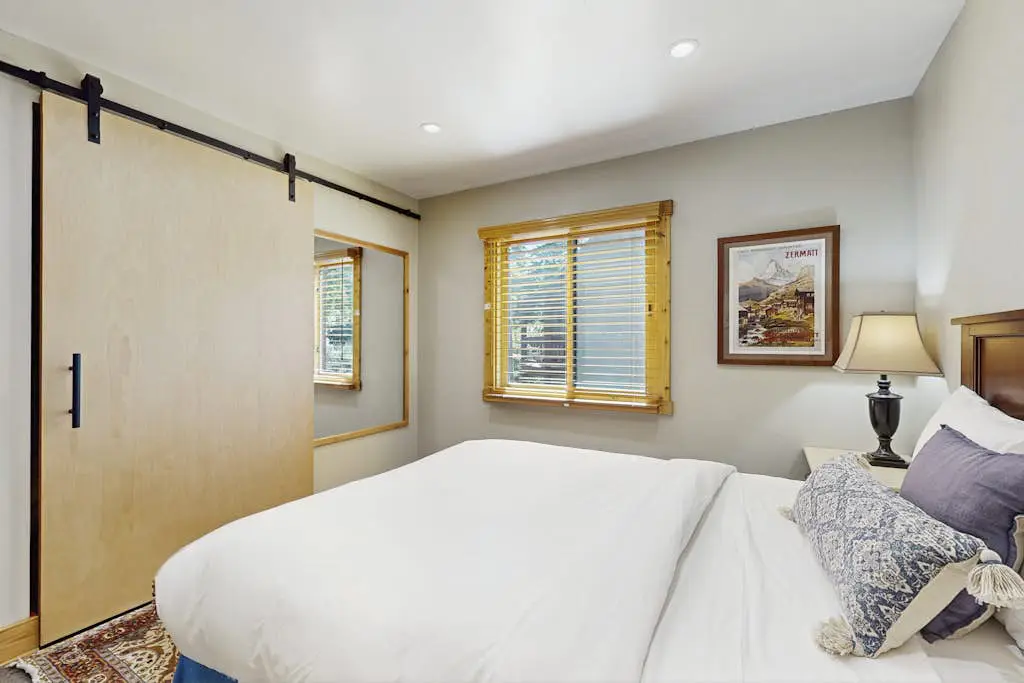 Remodeled condo with balcony, fireplace, WiFi, & mountain view - steps to slopes