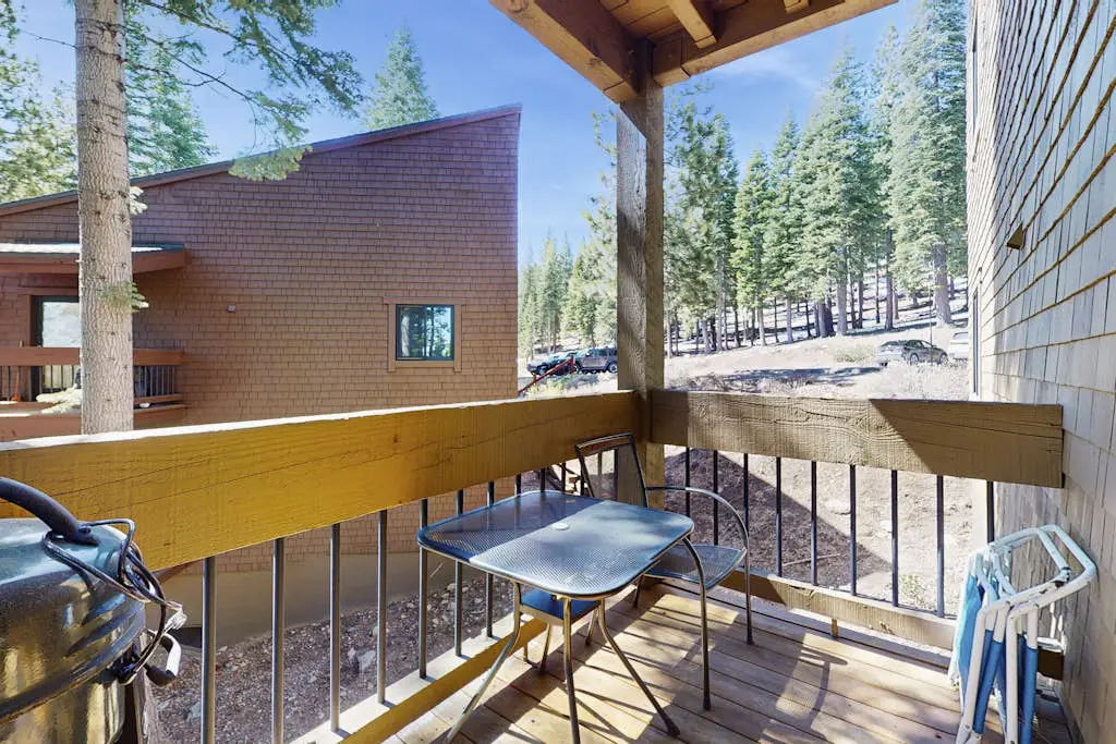 Remodeled condo with balcony, fireplace, WiFi, & mountain view - steps to slopes