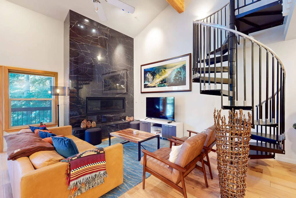 Contemporary condo with views, shared pool&hot tub, fireplace & spiral staircase