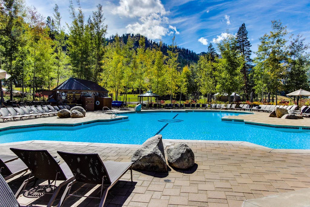 Contemporary condo with views, shared pool&hot tub, fireplace & spiral staircase