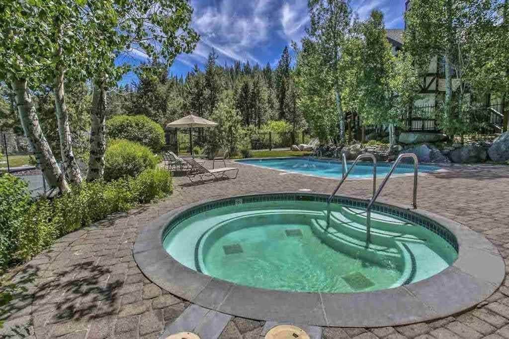 Contemporary condo with views, shared pool&hot tub, fireplace & spiral staircase