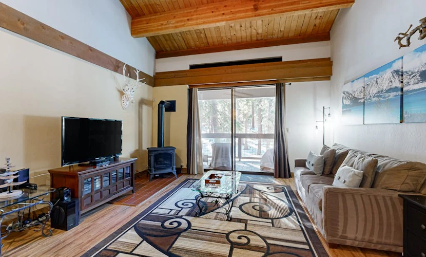 Beautiful condo with shared pool, hot tub, & sauna - walking distance to skiing