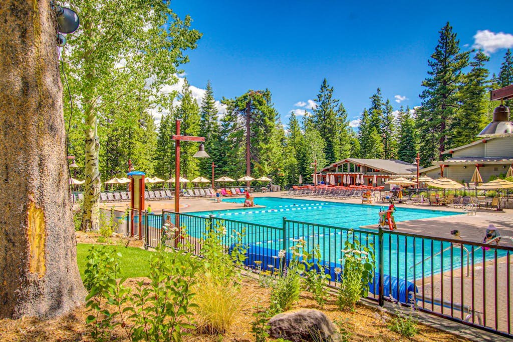 Beautiful condo with shared pool, hot tub, & sauna - walking distance to skiing