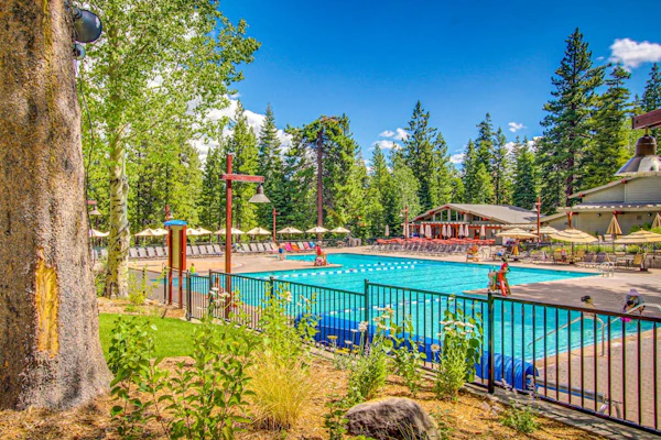 Beautiful condo with shared pool, hot tub, & sauna - walking distance to skiing