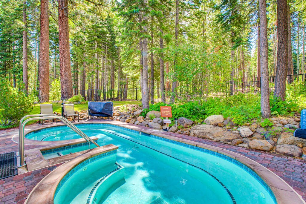 Beautiful condo with shared pool, hot tub, & sauna - walking distance to skiing