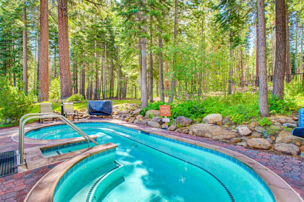Beautiful condo with shared pool, hot tub, & sauna - walking distance to skiing