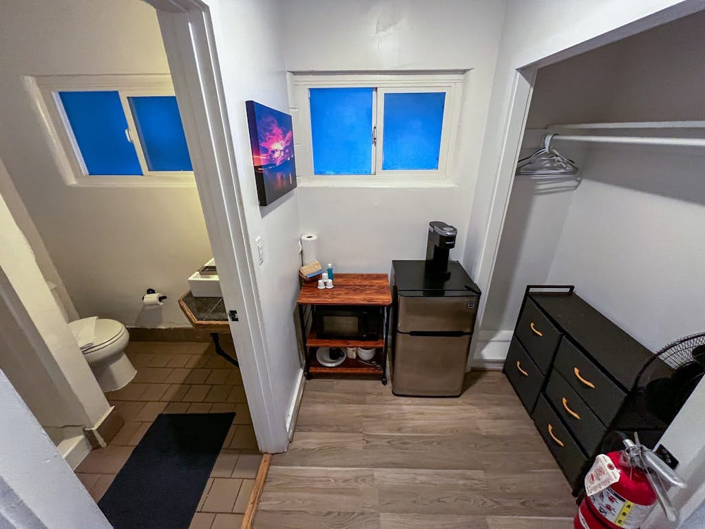 Charming hotel with lakeview, golf, skiing, WiFi, & Netflix