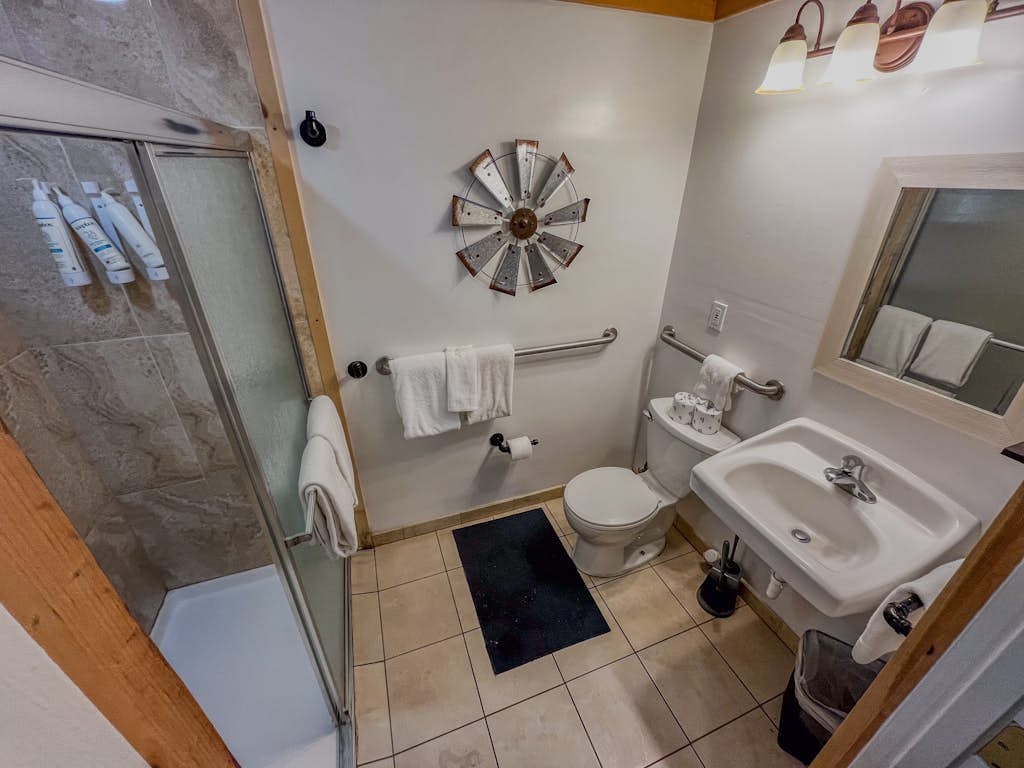 Mountain lakeview hotel, family-friendly with golf, skiing, WiFi, & Netflix