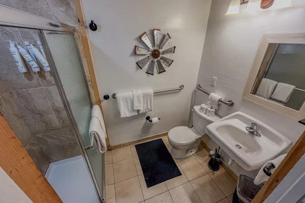Mountain lakeview hotel, family-friendly with golf, skiing, WiFi, & Netflix