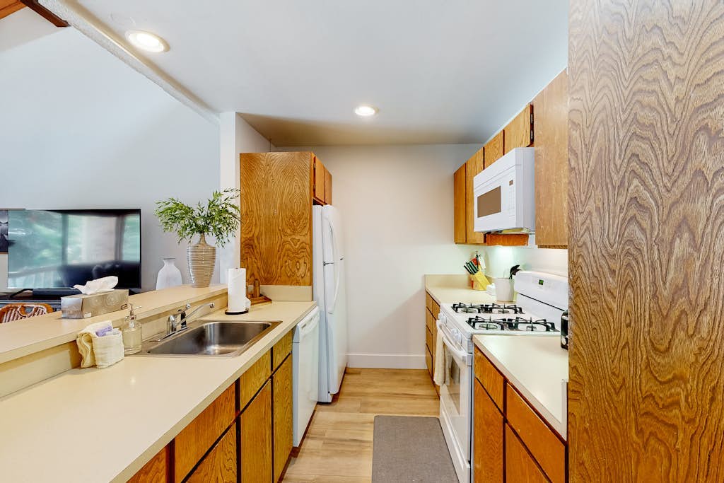 Radiant condo with fireplace, outdoor pool, tennis, grill, balcony, washer/dryer