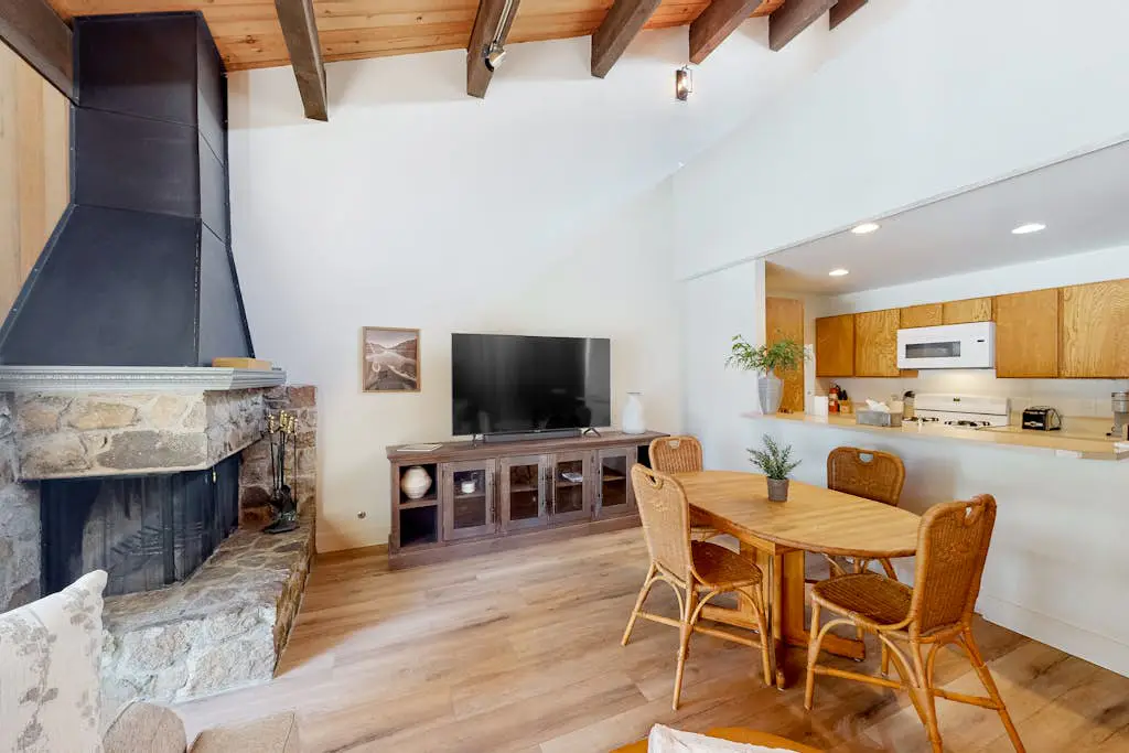 Radiant condo with fireplace, outdoor pool, tennis, grill, balcony, washer&dryer