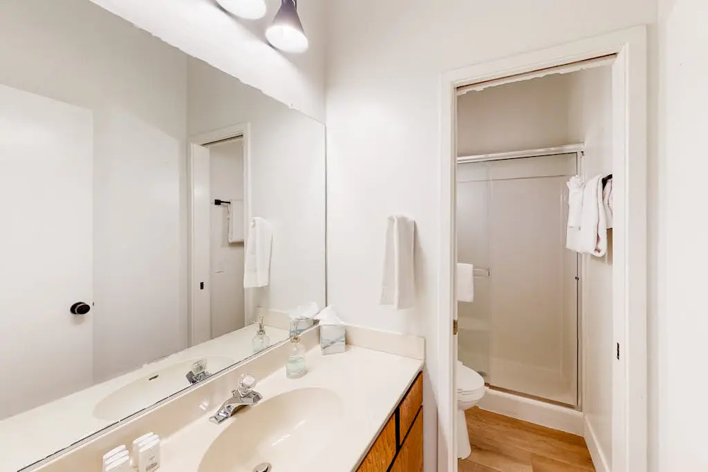 Radiant condo with fireplace, outdoor pool, tennis, grill, balcony, washer&dryer