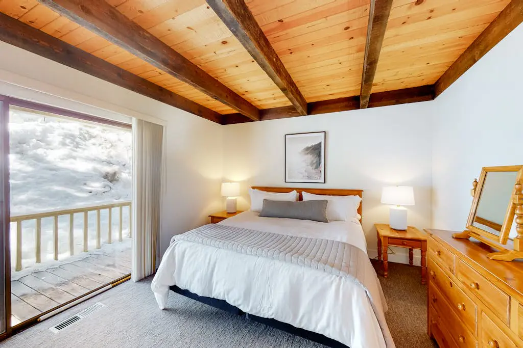 Radiant condo with fireplace, outdoor pool, tennis, grill, balcony, washer&dryer