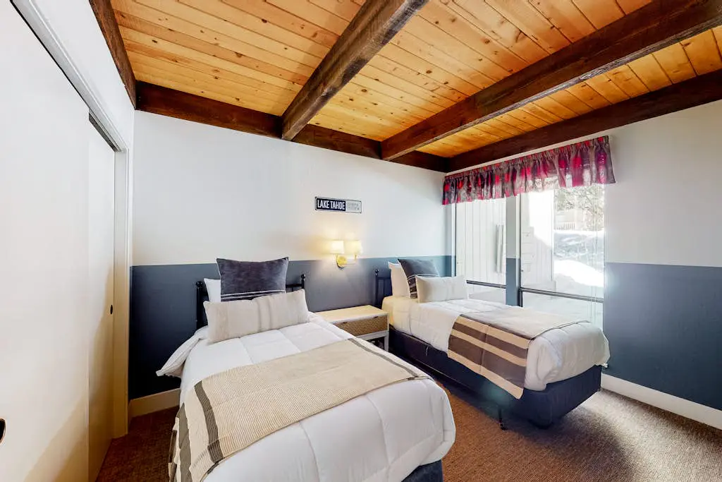 Radiant condo with fireplace, outdoor pool, tennis, grill, balcony, washer&dryer