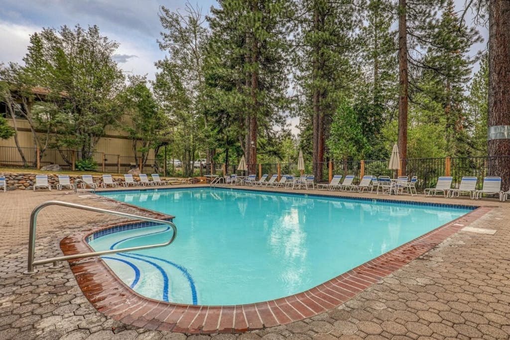 Elegant Condo with a Great Kitchen, Fireplace, Decks, Near Lake and Skiing
