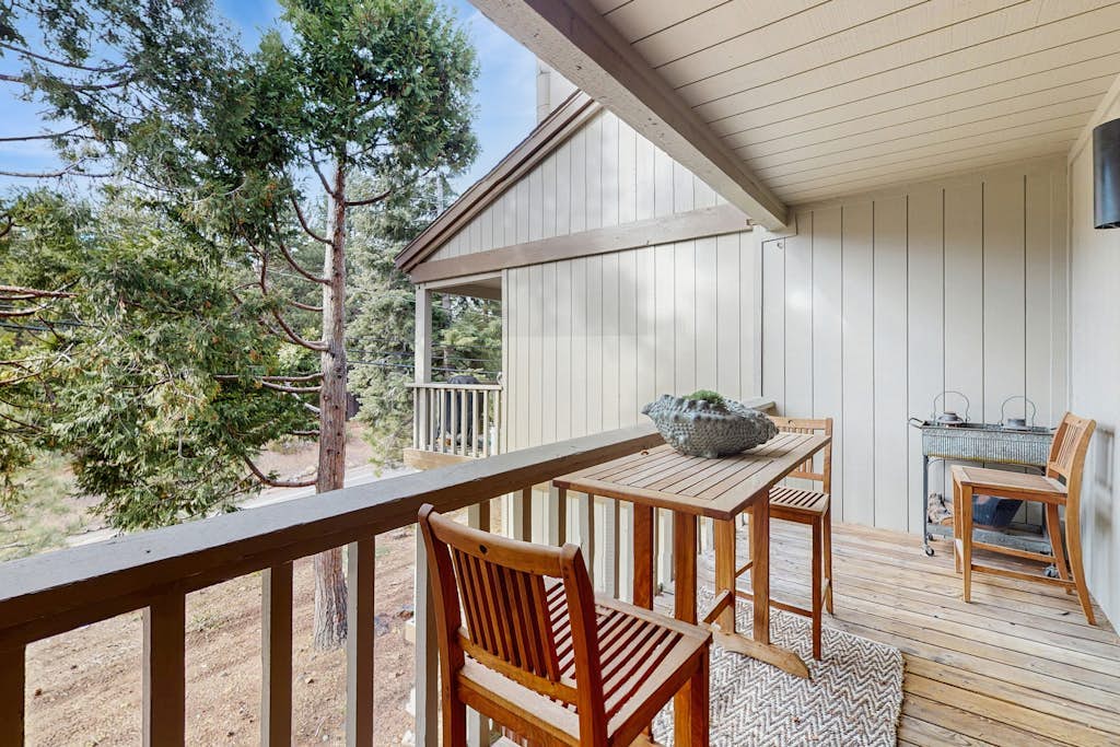 Elegant Condo with a Great Kitchen, Fireplace, Decks, Near Lake and Skiing