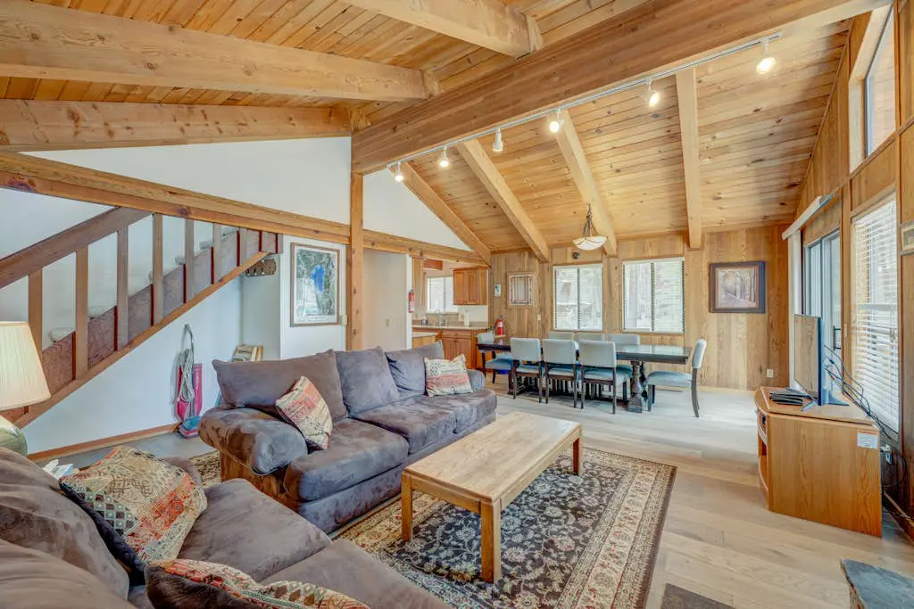 Remodeled home with private hot tub, pool access & free ski shuttle