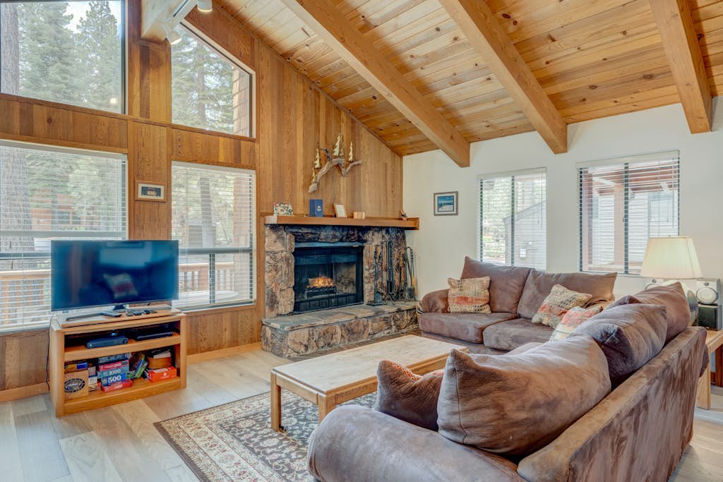 Remodeled home with private hot tub, pool access & free ski shuttle