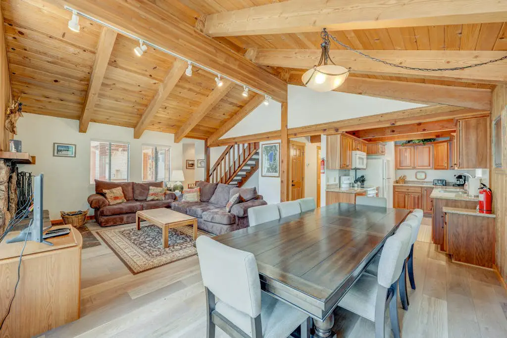 Remodeled home with private hot tub, pool access & free ski shuttle