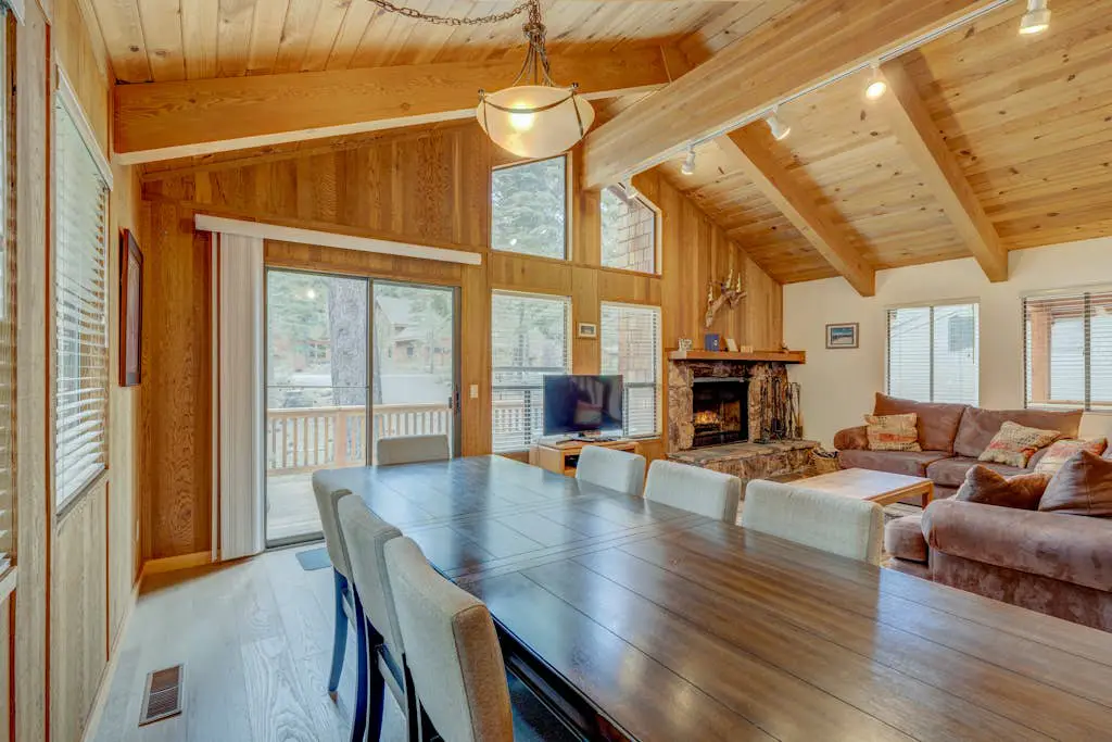Remodeled home with private hot tub, pool access & free ski shuttle
