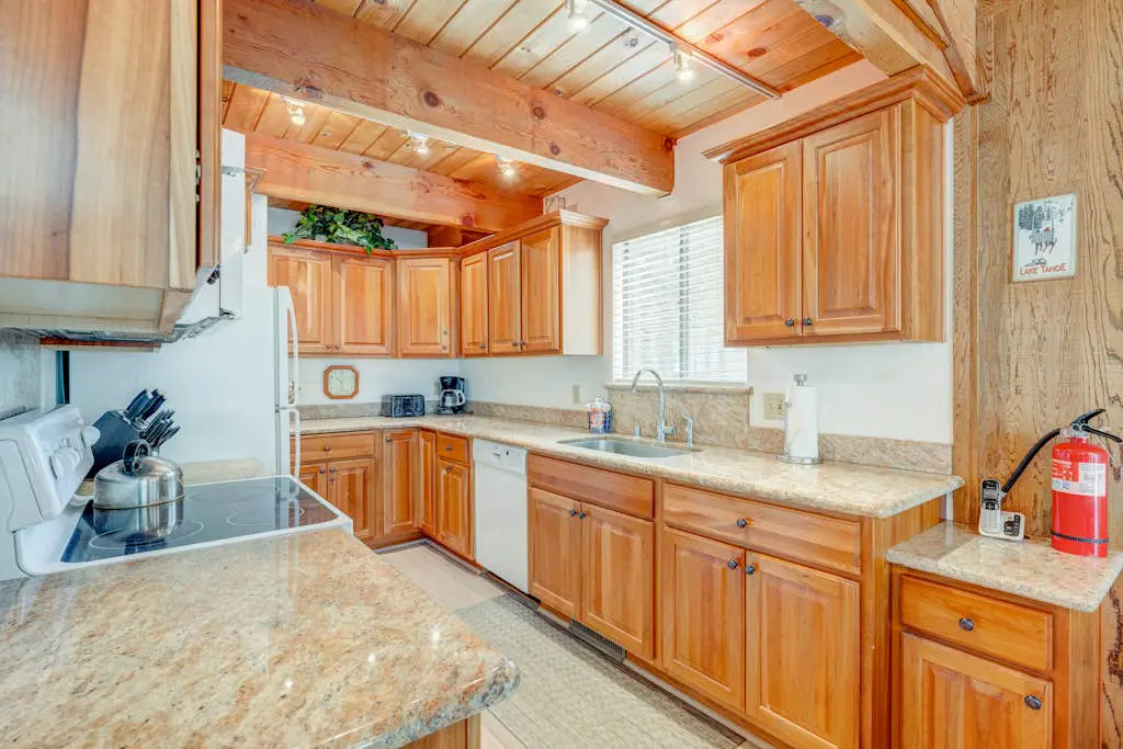 Remodeled home with private hot tub, pool access & free ski shuttle
