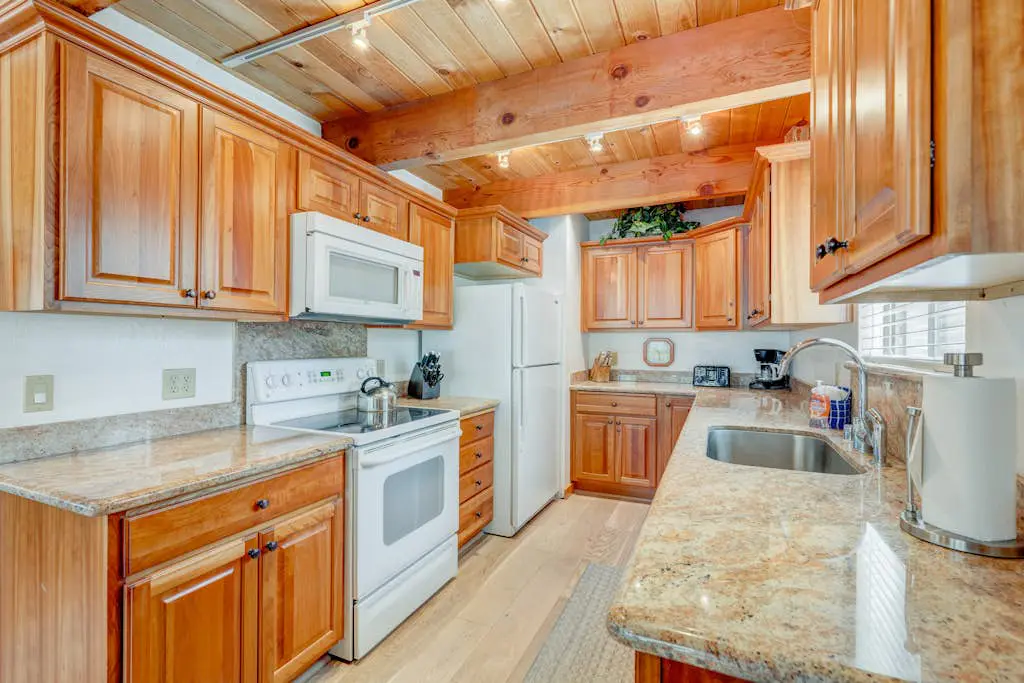 Remodeled home with private hot tub, pool access & free ski shuttle