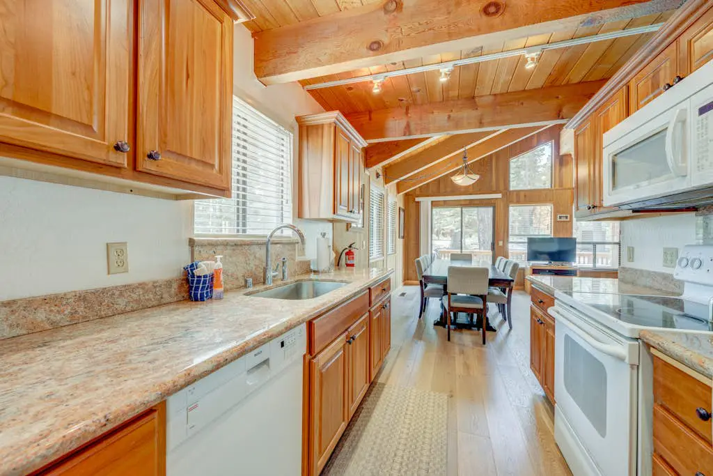 Remodeled home with private hot tub, pool access & free ski shuttle