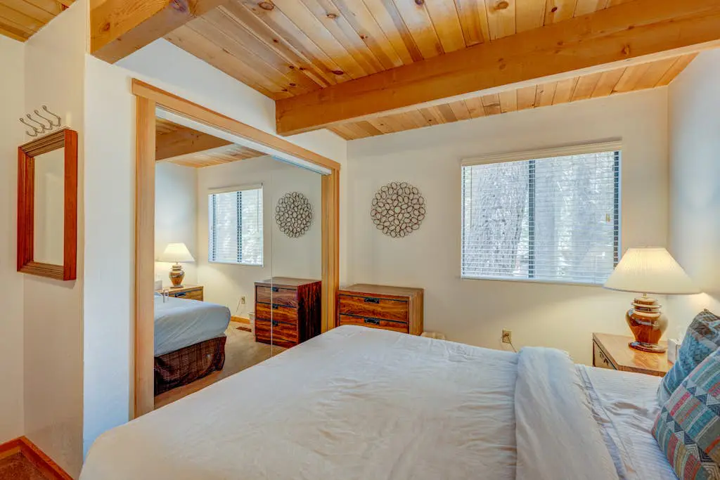 Remodeled home with private hot tub, pool access & free ski shuttle
