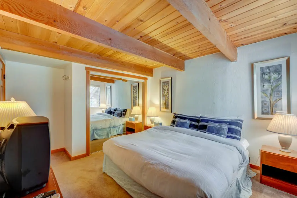 Remodeled home with private hot tub, pool access & free ski shuttle