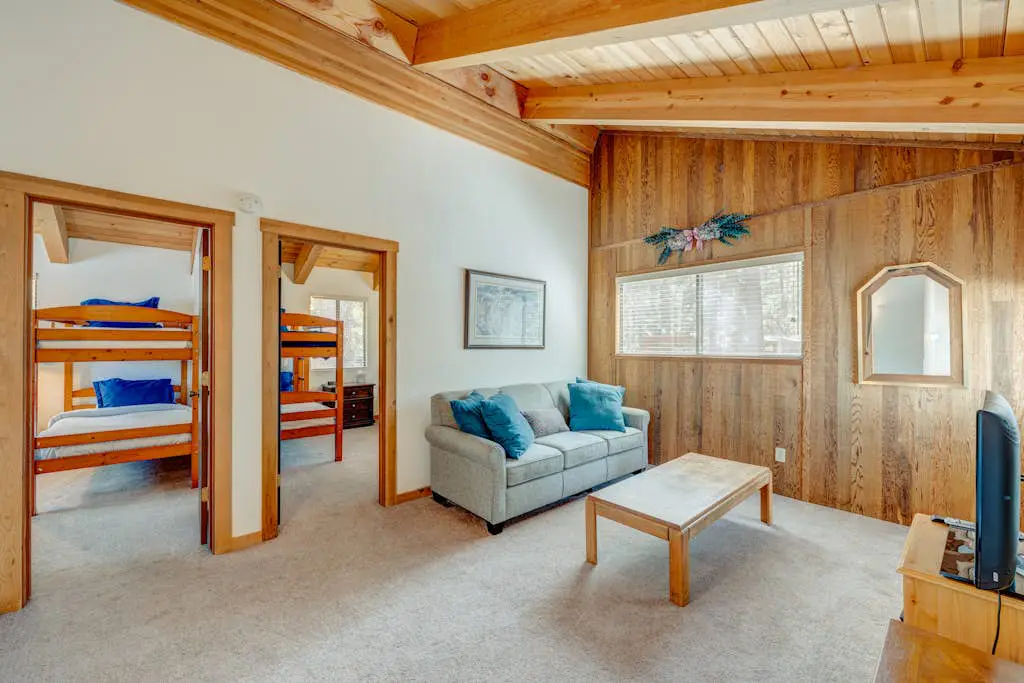 Remodeled home with private hot tub, pool access & free ski shuttle