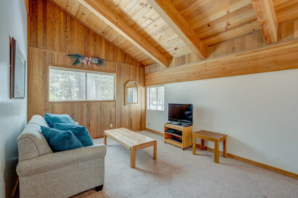 Remodeled home with private hot tub, pool access & free ski shuttle