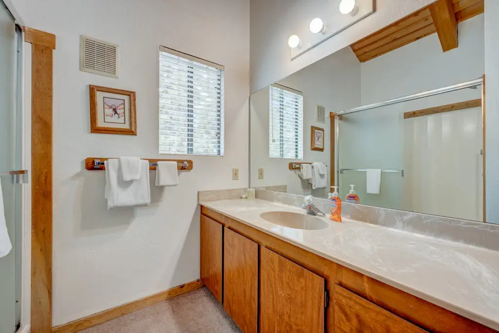 Remodeled home with private hot tub, pool access & free ski shuttle