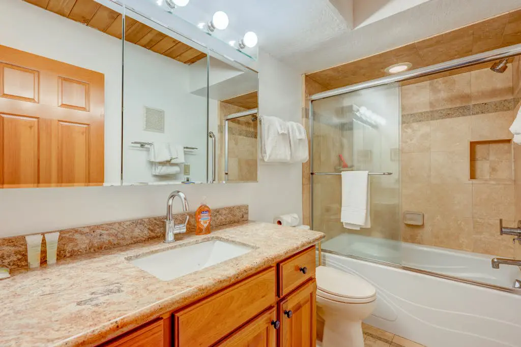 Remodeled home with private hot tub, pool access & free ski shuttle