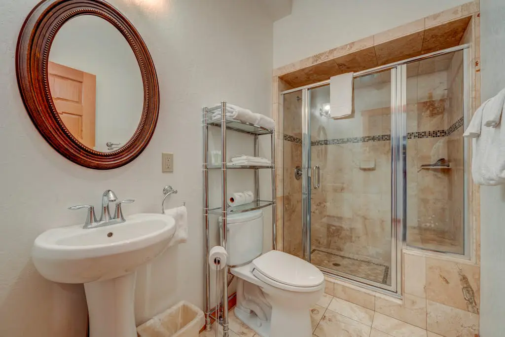 Remodeled home with private hot tub, pool access & free ski shuttle