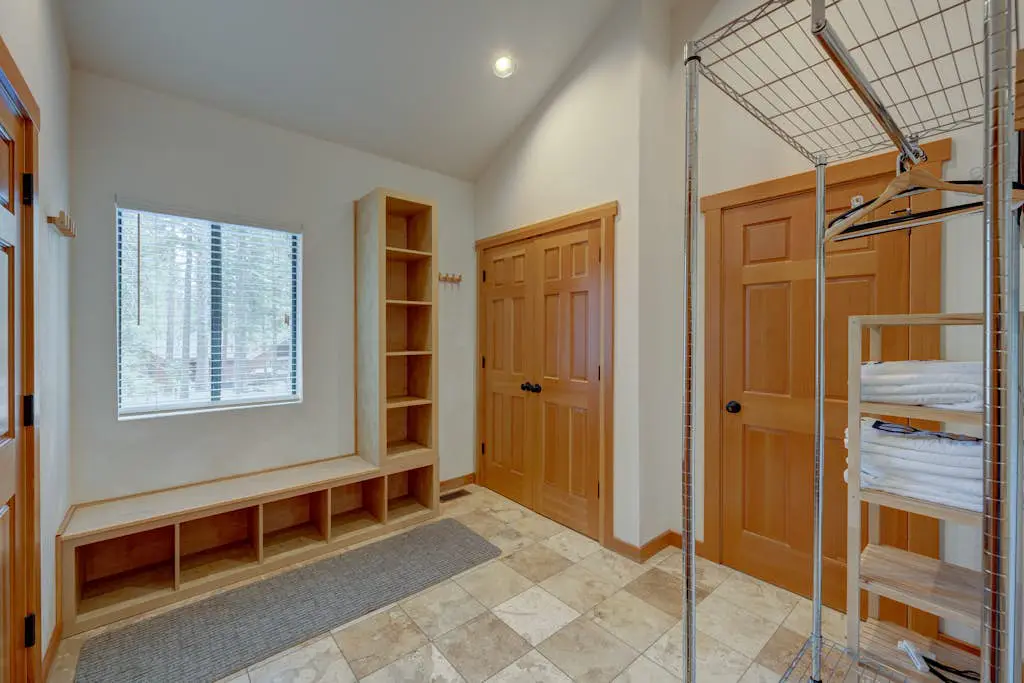 Remodeled home with private hot tub, pool access & free ski shuttle