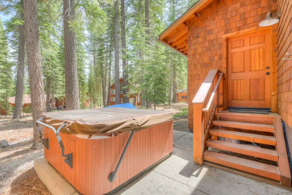 Remodeled home with private hot tub, pool access & free ski shuttle