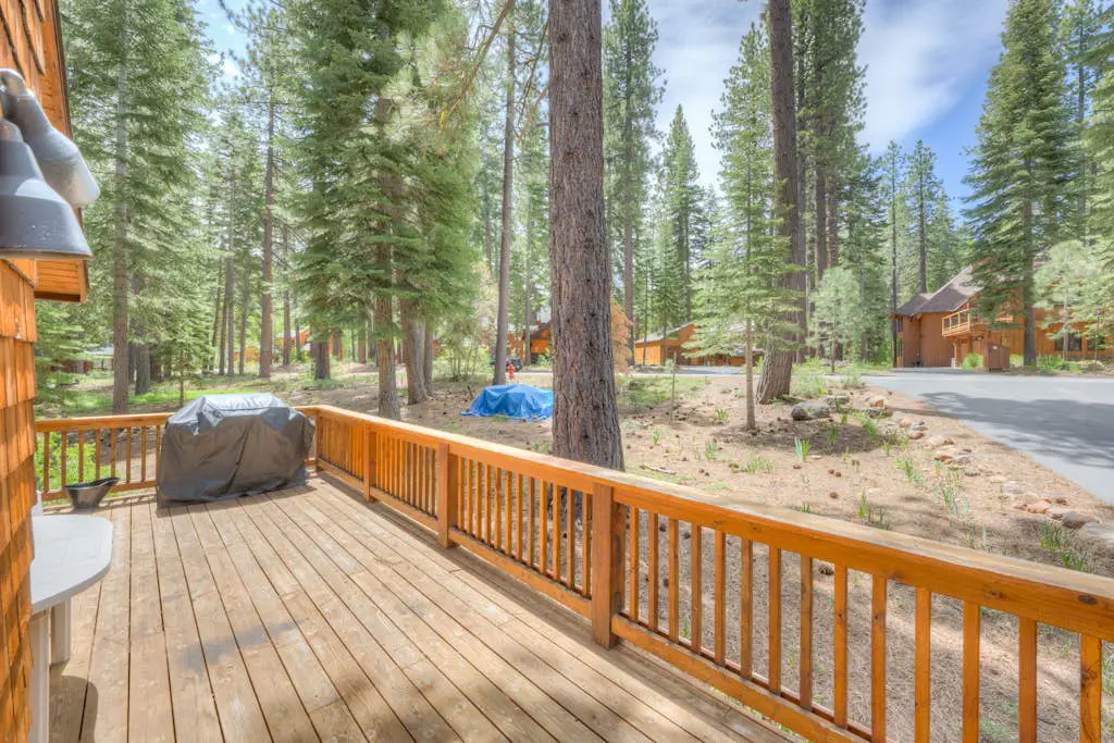 Remodeled home with private hot tub, pool access & free ski shuttle