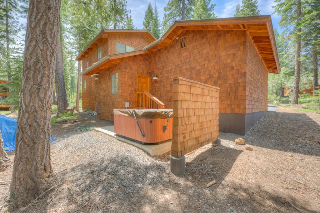 Remodeled home with private hot tub, pool access & free ski shuttle