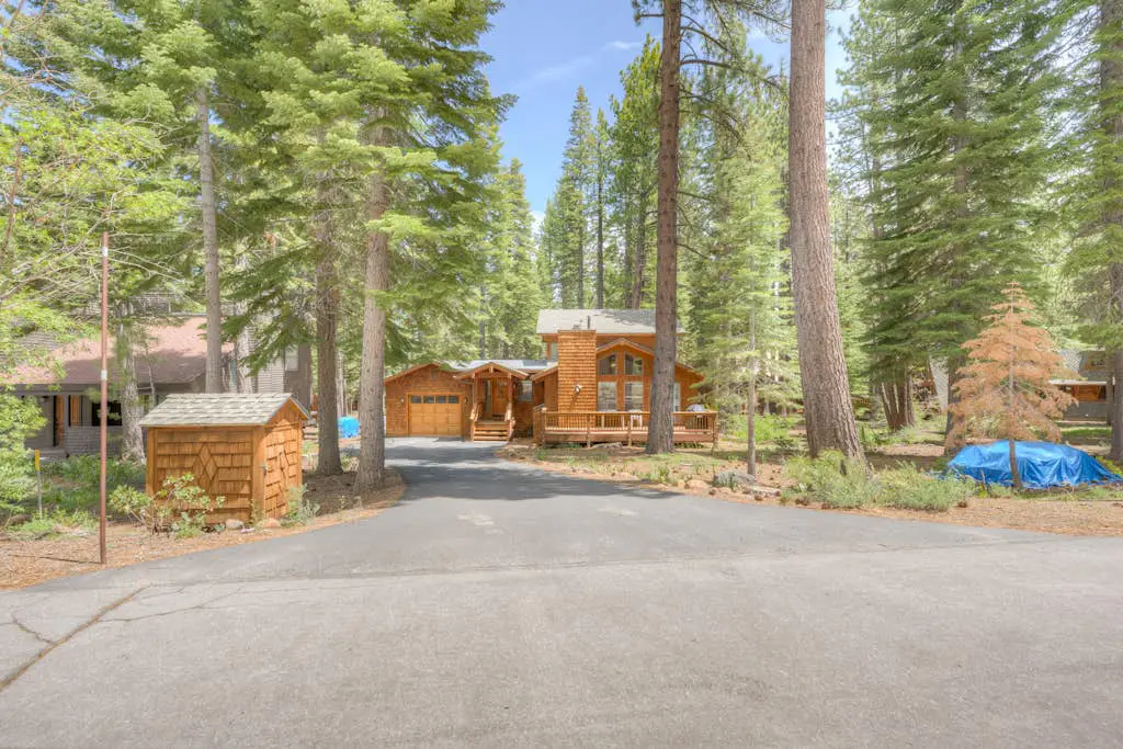 Remodeled home with private hot tub, pool access & free ski shuttle