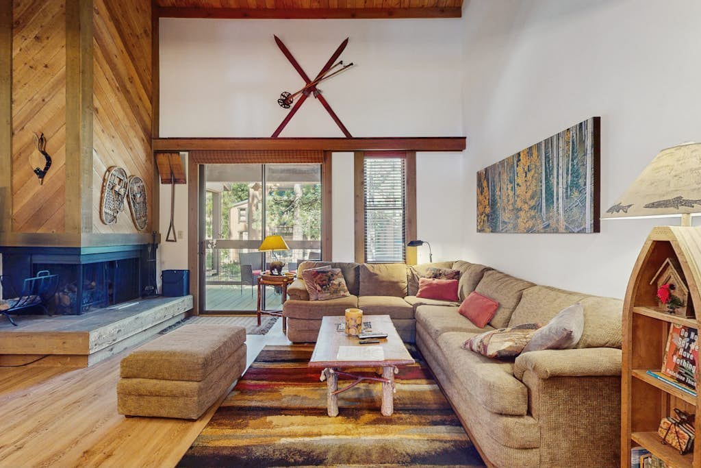 Vintage Ski Condo Close to Slopes with WiFi, Shared Pools & Hot Tub, & Tennis