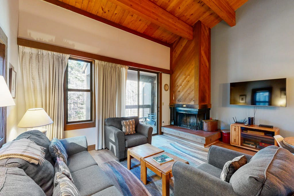 Cozy, updated condo with pool, hot tub, on-site golf, sauna & mountain views
